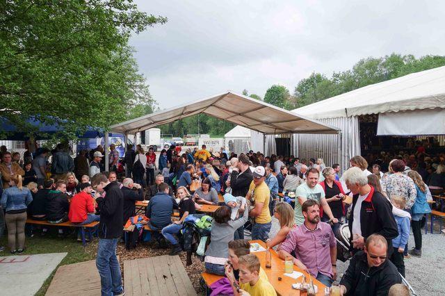 58 Festzelt Gäste 15